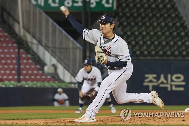 두산 선발투수 곽빈 (서울=연합뉴스) 서대연 기자 = 4일 오후 서울 잠실야구장에서 열린 2023 프로야구 KBO리그 NC 다이노스와 두산 베어스의 경기. 3회초 두산 선발투수 곽빈이 역투하고 있다. 2023.4.4 dwise@yna.co.kr