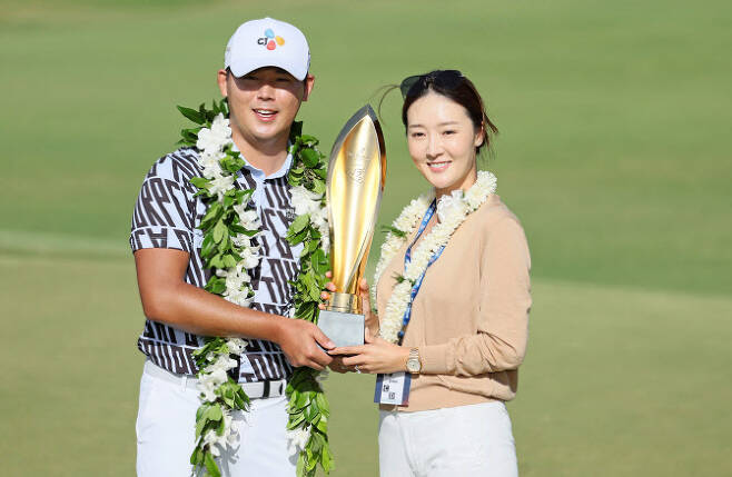 지난 1월 PGA 투어 소니오픈에서 우승한 김시우와 아내 오지현과 함께 트로피를 들어 올리고 있다. (사진=AFPBBNews)