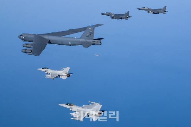 지난 달 6일 한반도 서해 상공에서 우리측 F-15K 및 KF-16 전투기와 미측 B-52H 전략폭격기가 참여한 가운데 연합공중훈련을 하고 있다. (사진=국방부)