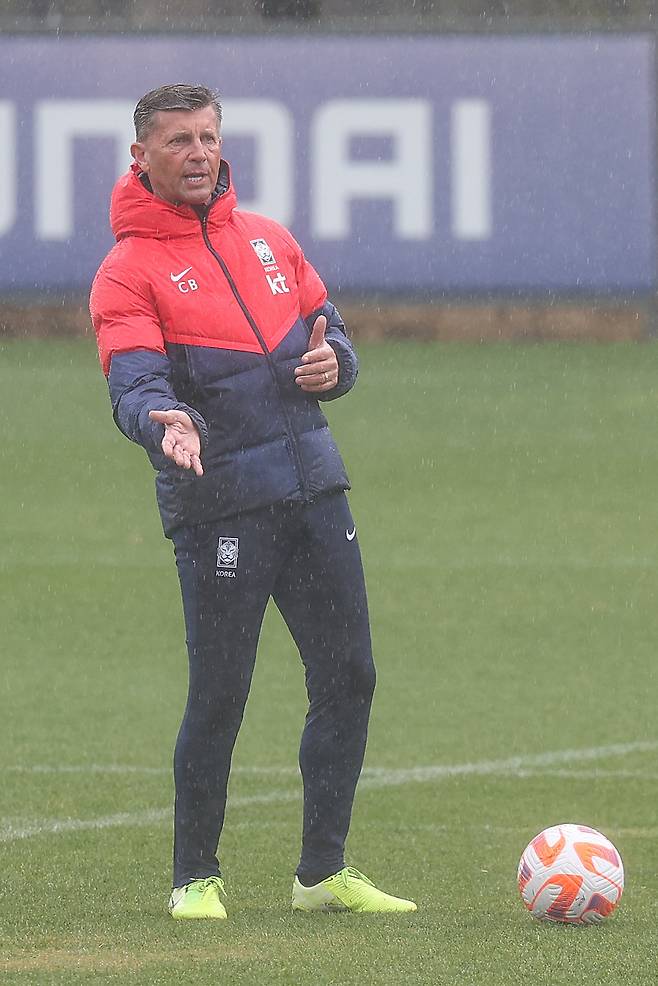 5일 파주NFC에서 여자 축구대표팀 훈련을 지도하는 콜린 벨 감독 사진=연합뉴스