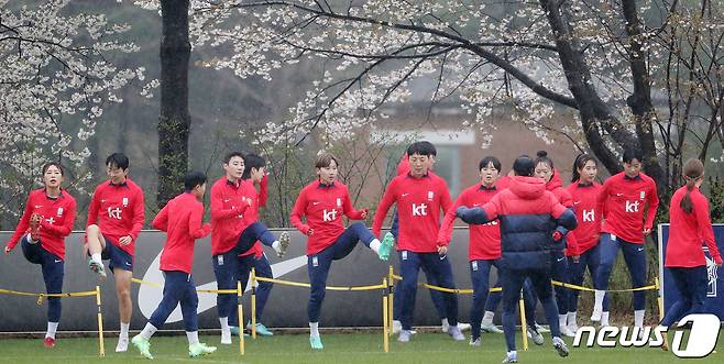 대한민국 여자 축구 국가대표팀 선수들이 5일 오전 경기도 파주 축구국가대표트레이닝센터(NFC)에서 잠비아전을 앞두고 훈련을 하고 있다. 2023.4.5/뉴스1 ⓒ News1 민경석 기자