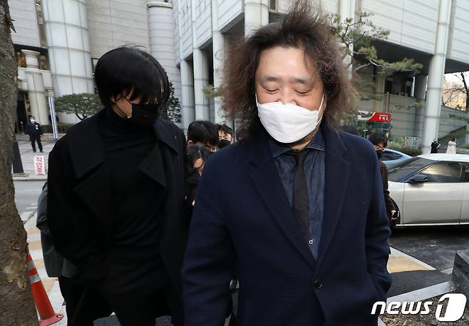 김어준 딴지일보 총수와 주진우 전 시사인 기자가 11일 오후 서초구 서울고등법원에서 열린 선거법 위반 관련 2심 선고 공판을 마친 뒤 입장 표명 없이 법원을 나서고 있다. 2023.1.11/뉴스1 ⓒ News1 이동해 기자