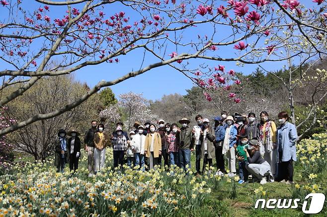 천리포수목원을 방문한 관람객들이 단체 사진을 찍고 있다. (천리포수목원 제공) /뉴스1