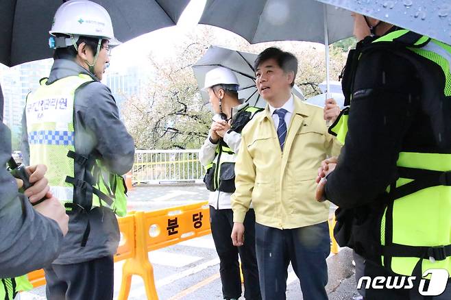 김병욱 더불어민주당 국회의원이 5일 분당 정자교 붕괴현장에서 시설을 점검하며 재발방지대책 마련을 주문하고 있다.(의원측 제공)