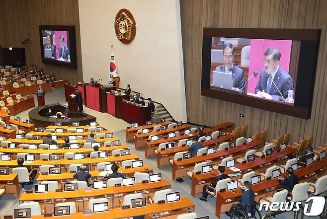 한덕수 국무총리가 5일 서울 여의도 국회 본회의장에서 열린 제405회국회(임시회) 제3차 본회의 교육·사회·문화 분야 대정부질문에서 맹성규 더불어민주당 의원의 질의에 답변하고 있다. 2023.4.5/뉴스1 ⓒ News1 송원영 기자