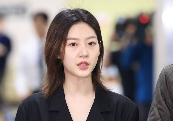 지난해 5월 음주운전을 하다 가로수와 변압기 등을 들이받은 사고를 낸 배우 김새론이 5일 오전 서울 서초구 서울중앙지법에서 열린 1심 선고공판에 출석하고 있다. [이미지출처=연합뉴스]