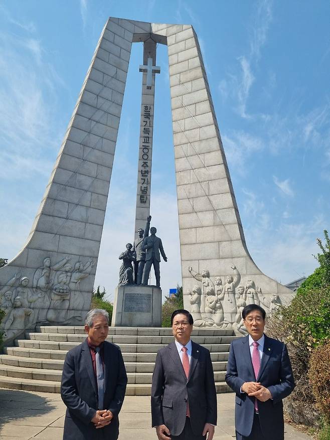 한국기독교100주년기념탑 앞에 선 한교총 지도자. 왼쪽부터 이철 명예회장, 이영훈 대표회장, 권순웅 공동대표회장. /김한수 기자
