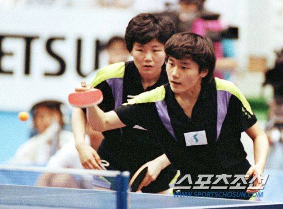 1991년 일본 지바세계탁구선수권에서 단일팀으로 출전해 여자단체전 금메달을 따낸 남북한 에이스 현정화(오른쪽)와 이분희. /스포츠조선