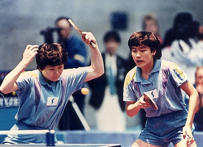 1991년 일본 지바에서 열린 세계탁구선수권대회 여자 복식에 남북 단일팀으로 출전해 호흡을 맞추던 현정화(오른쪽)와 북한의 이분희./조선일보 DB