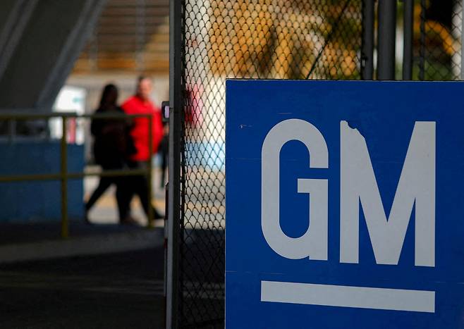 FILE PHOTO: FILE PHOTO: The GM logo is seen at the General Motors plant in Sao Jose dos Campos, Brazil, January 22, 2019. REUTERS/Roosevelt Cassio/File Photo/File Photo/File Photo/File Photo