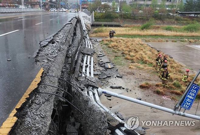 5일 오전 교량 양쪽에 설치된 보행로 중 한쪽 보행로가 갑자기 무너져 내리며 1명이 숨지고 1명이 다치는 사고가 발생한 경기도 성남시 정자교. ⓒ연합뉴스