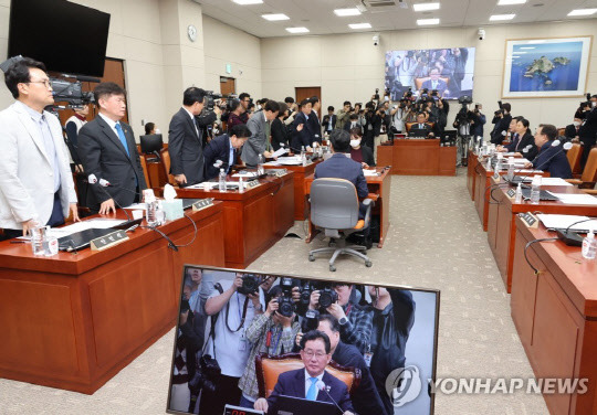 지난 31일 국회 교육위원회에서 열린 정순신 자녀 학교폭력 진상조사 및 학교폭력 대책 수립을 위한 청문회에서 의원들이 청문회 일정 변경에 대해 기립 투표하고 있다.<연합뉴스>