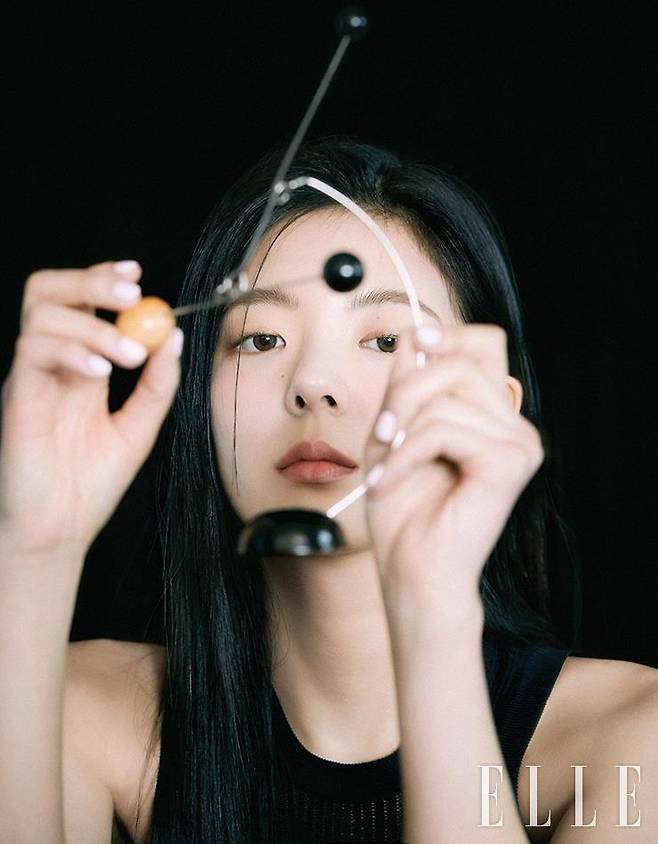 블랙 슬리브리스 톱은 Fendi.