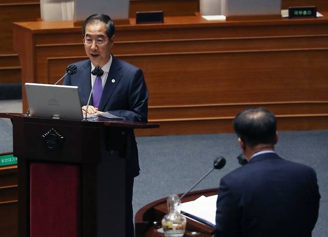 한덕수 국무총리가 5일 서울 여의도 국회 본회의장에서 열린 제405회국회(임시회) 제3차 본회의 교육·사회·문화 분야 대정부질문에서 맹성규 더불어민주당 의원의 질의에 답변하고 있다. /사진=뉴스1화상