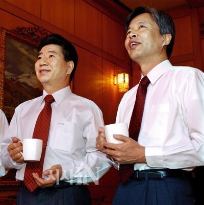 2003년 2월23일 노무현(왼쪽) 대통령은 신설한 정책실장 자리에 이정우(오른쪽) 교수를 임명했다. 두 사람이 취임 초기 청와대에서 차담을 나누고 있는 모습이다. 청와대사진기자단 제공