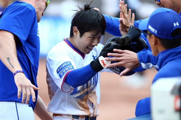 2일 대구 NC전서 환상적인 슬라이딩으로 득점을 올린 뒤 동료들에게 축하받는 김지찬. 삼성 제공