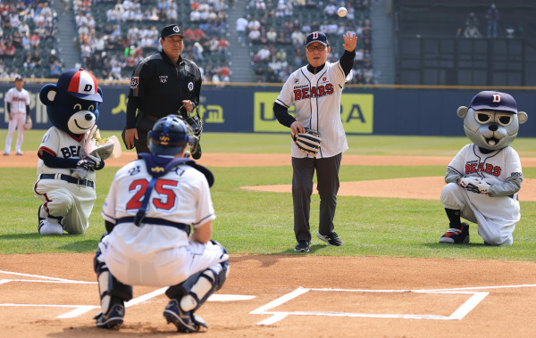 <yonhap photo-2966=""> 두산 개막전 시구는 김인식 전 감독 (서울=연합뉴스) 김도훈 기자 = 1일 서울 잠실야구장에서 열린 2023 프로야구 개막전 롯데 자이언츠와 두산 베어스의 경기 시작에 앞서 김인식 전 두산 감독이 시구하고 있다.</yonhap>