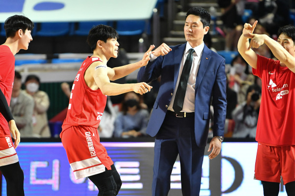 서울 SK 전희철 감독(왼쪽부터 세 번째)이 김선형(왼쪽부터 두 번째)과 함께 기뻐하고 있다. 사진=KBL 제공