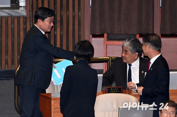 전해철 더불어민주당 의원이 5일 오후 서울 여의도 국회 본회의장에서 열린 교육·사회·문화 분야에 대한 대정부질문에서 한상혁 방송통신위원장과 인사하고 있다. [사진=김성진 기자]