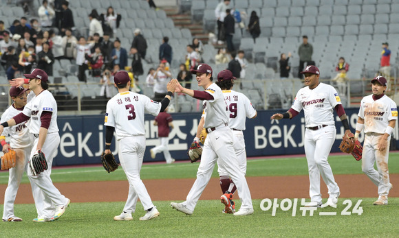 5일 오후 서울 고척스카이돔에서 열린 '2023 KBO리그' LG 트윈스 대 키움 히어로즈의 경기가 2-1 키움의 승리로 끝났다. 선수들이 기쁨을 나누고 있다. [사진=정소희 기자]