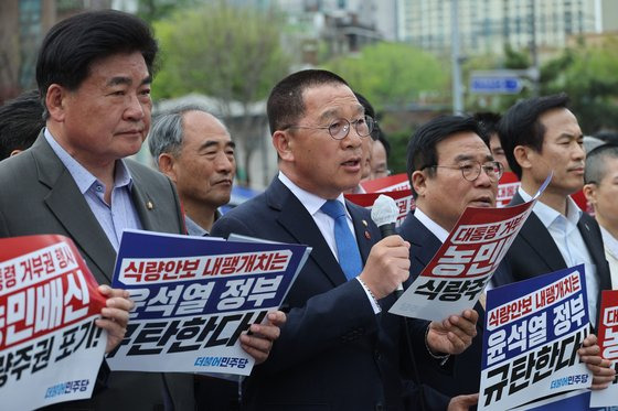 더불어민주당 신정훈 쌀값정상화 TF 팀장이 4일 오전 서울 용산구 대통령실 앞에서 열린 '쌀값정상화법' 대통령 거부권 행사 규탄 기자회견에서 발언하고 있다.   윤석열 대통령은 이날 오전 국무회의에서 지난달 23일 국회 본회의를 통과한 양곡관리법 개정안에 대한 재의(再議)를 요구했다. 연합뉴스