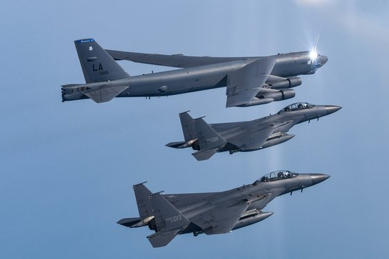 지난달 6일 한반도 서해 상공에서 한국측 F-15K 및 KF-16 전투기와 미국측 B-52H 전략폭격기가 참여한 가운데 한미 공군이 연합공중훈련을 실시하고 있다. 국방부