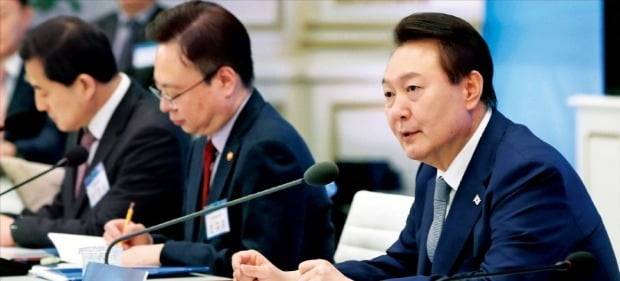 윤석열 대통령이 28일 청와대 영빈관에서 열린 대통령 직속 저출산고령사회위원회 회의에서 발언하고 있다. /김범준 기자