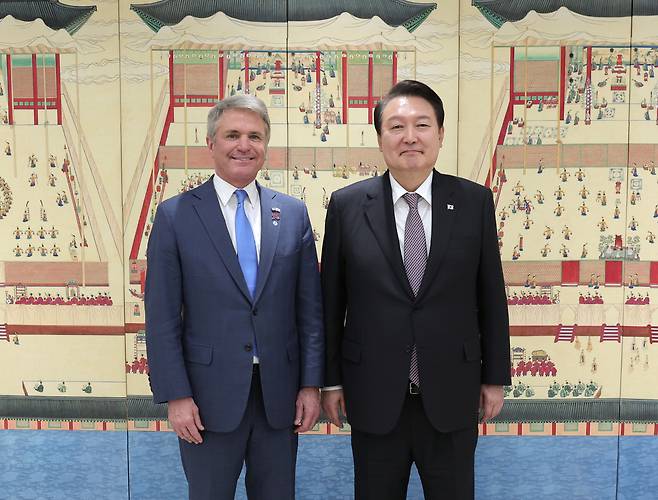 President Yoon Suk Yeol (right) and Rep. Michael McCaul, chair of the Foreign Affairs Committee in the United States House of Representatives, pose for a picture at the presidential office in Yongsan-gu, Seoul, Wednesday. (Yonhap)