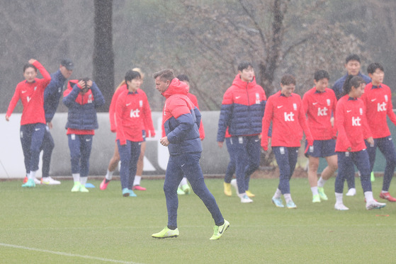 Colin Bell, center, trains with the Korean women’s national team at the Paju National Football Center in Paju, Gyeonggi on Wednesday ahead of two friendlies with Zambia. [YONHAP]