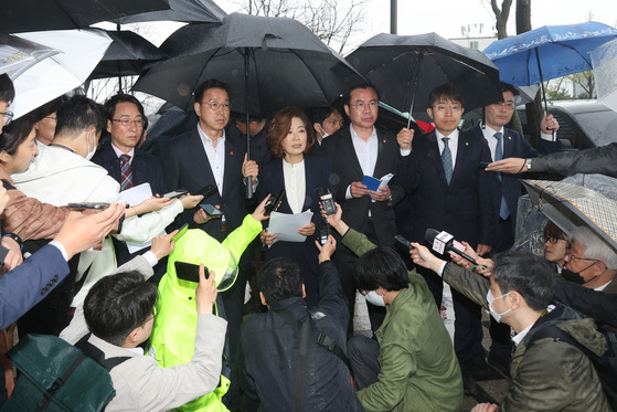 Democratic Party (DP) representatives led by Yang-Yi Won-young, center, hold a press conference in front of the Japanese embassy in central Seoul, Wednesday to criticize Japan’s push to release contaminated water from the Fukushima nuclear plant into the ocean. The DP plans to travel to Japan to raise the issue. The DP accused President Yoon Suk Yeol of having discussed permitting the import of seafood from Fukushima during his summit with Japanese Prime Minister Fumio Kishida last month. The government has denied the accusation. [YONHAP]