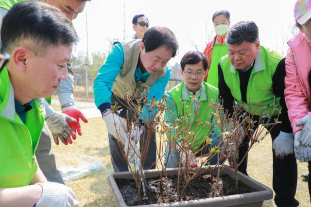 주광덕 남양주시장(왼쪽 두번째), 이효상 다산문화예술진흥원장(왼쪽 세번째)이 1일 남양주 다산중앙공원에서 나무를 심고 있다.