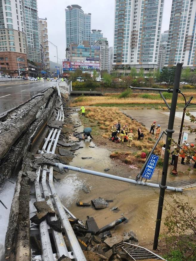 정자교 가드레일 붕괴 현장  <경기도소방재난본부 제공>