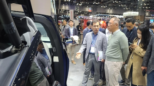 Hyundai Motor Group Chairman Euisun Chung visits Tesla booth at the 2023 Seoul Mobility Show held at KINTEX in Goyang, Gyeonggi Province on Apr. 4. [Photo by Yonhap]