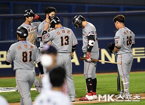 한화 선수들이 경기에서 패한 뒤 쓸쓸하게 퇴장하고 있다.        사진=천정환 기자