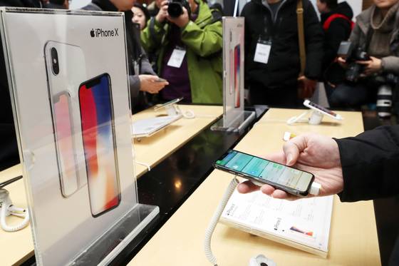2017년 11월24일 출시된 아이폰X. /사진=뉴스1