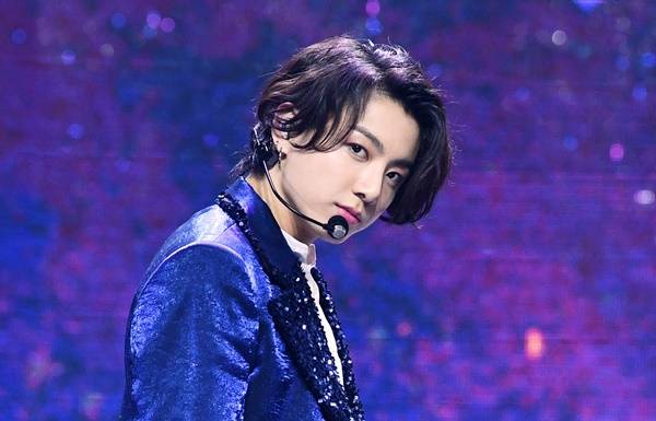 방탄소년단(BTS) 멤버 정국이 지난 2020년 매입한 이태원동 주택을 헐고 지하 2층~지상 3층 규모의 대저택을 짓고 있어 관심을 모으고 있다. 사진은 지난 2020년 12월 열린 'MMA 2020'(멜론뮤직어워드 2020)에 참석한 정국. /사진=뉴스1