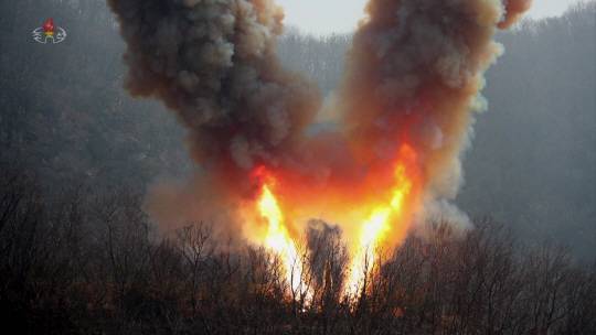 북한 조선중앙TV는 북한 김정은 국무위원장과 딸 김주애가 참관한 가운데 3월 18~19일 전술핵운용부대들의 ‘핵반격가상종합전술 훈련’을 진행했다고 3월 20일 보도했다. 뉴시스(조선중앙TV 캡처)