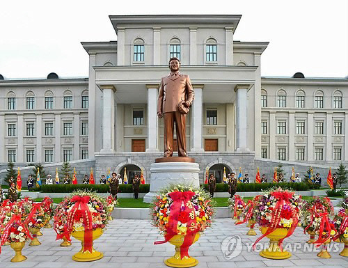 김일성대 교정에 세워진 김정일 동상. 조선중앙통신·연합뉴스