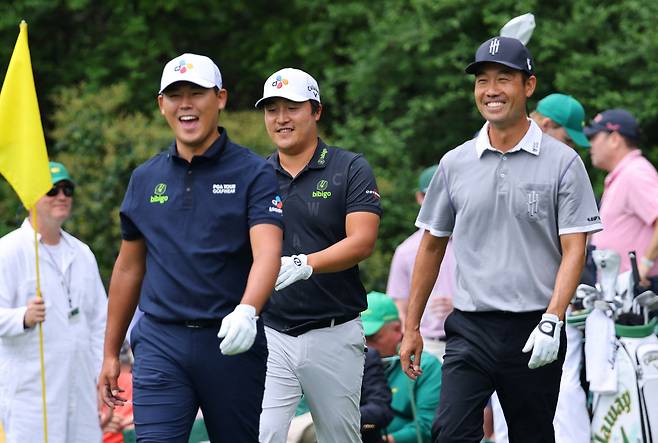 한국의 김시우 이경훈(왼쪽부터)가 LIV소속 재미교포 케빈 나와 함께 연습라운드를 하며 활짝 웃고 있다.[로이터]