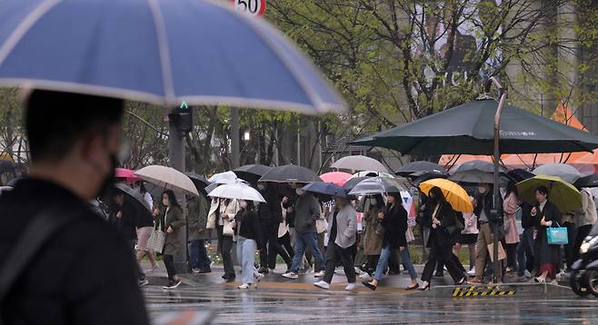 가뭄을 해소해 줄 단비가 전국적으로 내리는 5일 오전 광화문사거리에 시민들이 우산을 들고 출근길을 서두르고 있다. 이상섭 기자