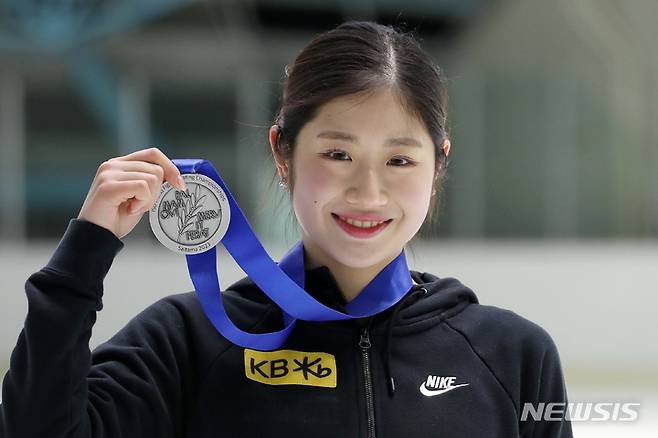 [서울=뉴시스] 조성우 기자 = 2023 국제빙상경기연맹(ISU) 피겨스케이팅 세계선수권대회에서 은메달을 획득한 이해인이 태릉선수촌 실내빙상장에서 뉴시스와 인터뷰에 앞서 메달을 들고 포즈를 취하고 있다. 2023.04.05. xconfind@newsis.com