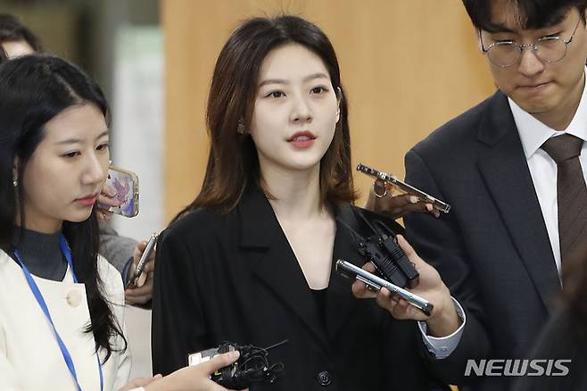 [서울=뉴시스] 최동준 기자 = 배우 김새론이 5일 서울 서초구 서울중앙지방법원에서 열린 음주운전 사고 1심에서 벌금 2000만 원을 선고받은 뒤 취재진 질문에 답변하고 있다. 2023.04.05. photocdj@newsis.com