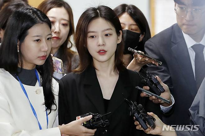 [서울=뉴시스] 최동준 기자 = 배우 김새론이 5일 서울 서초구 서울중앙지방법원에서 열린 음주운전 사고 1심에서 벌금 2000만 원을 선고받은 뒤 취재진 질문에 답변하고 있다. 2023.04.05. photocdj@newsis.com