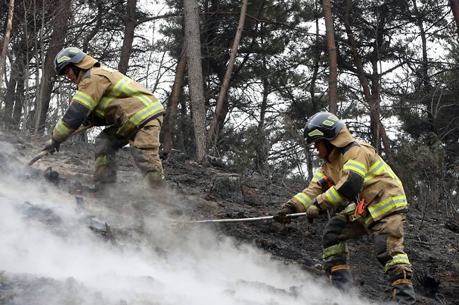 화재 진화 작업중인 소방대원들. 연합뉴스.