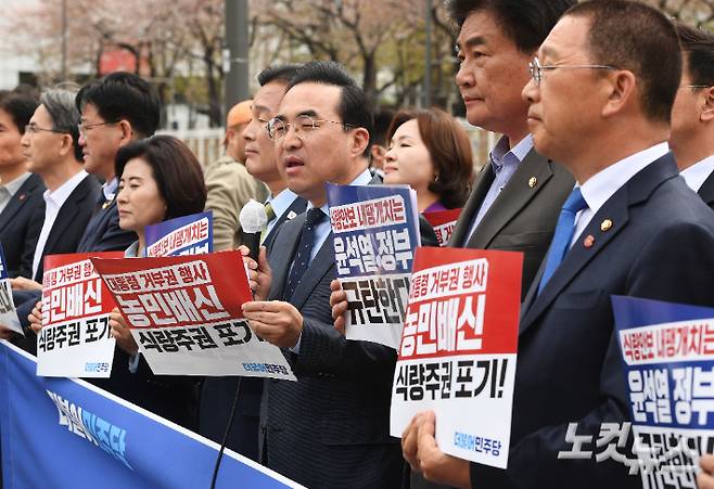 윤석열 대통령이 양곡관리법 개정안에 대한 거부권을 행사한 4일 오전 서울 용산구 대통령실 앞에서 더불어민주당 박홍근 원내대표가 '쌀값 정상화법 대통령 거부권 행사 규탄 기자회견' 을 갖고 발언하고 있다. 황진환 기자