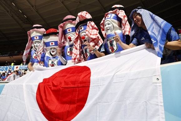 27일(현지시간) 카타르 알라얀의 아흐마드 빈 알리 스타디움에서 일본 축구 팬들이 2022 카타르 월드컵 조별리그 E조 2차전 코스타리카와의 경기가 시작하기 전 응원전을 펼치고 있다. 2022.11.27  연합뉴스
