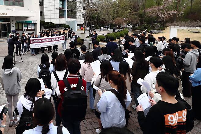 경희대학교 학생들이 4월4일 오후 서울 동대문구 경희대학교 청운관 앞에서 열린 '윤석열 정부의 강제동원 해법 철회를 촉구하는 시국선언' 발표 기자회견을 지켜보고 있다. ⓒ시사IN 박미소