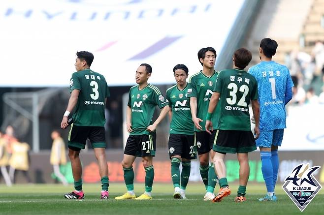 ▲ 포항 스틸러스전 패배에 고개 숙인 전북 현대 선수단. 자신감이 보이지 않았다. ⓒ한국프로축구연맹