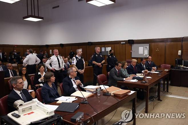 기소인부절차를 밟는 도널드 트럼프 전 대통령 (뉴욕 EPA=연합뉴스) 도널드 트럼프 전 대통령이 뉴욕 맨해튼 형사법원에서 기소인부절차를 밟고 있다. 2023.4.4 photo@yna.co.kr