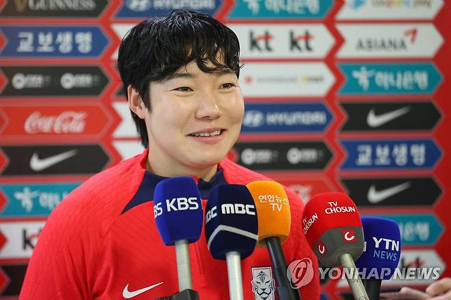 인터뷰하는 이금민 (파주=연합뉴스) 신현우 기자 = 대한민국 축구 국가대표 이금민이 5일 오전 경기도 파주 국가대표트레이닝센터(NFC)에서 훈련에 앞서 언론 인터뷰를 하고 있다.
    대표팀은 7일 수원월드컵경기장, 11일 용인 미르스타디움에서 잠비아와 A매치를 치른다. 2023.4.5 nowwego@yna.co.kr